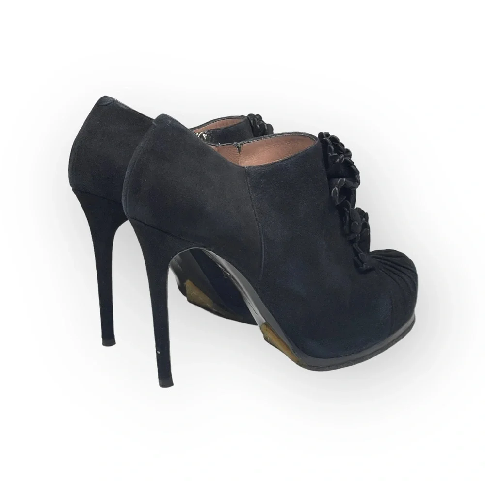 Tabitha Simmons 𒀭 Ruffled Platform Stiletto Heeled Ankle Booties 𒀭Black Suede
